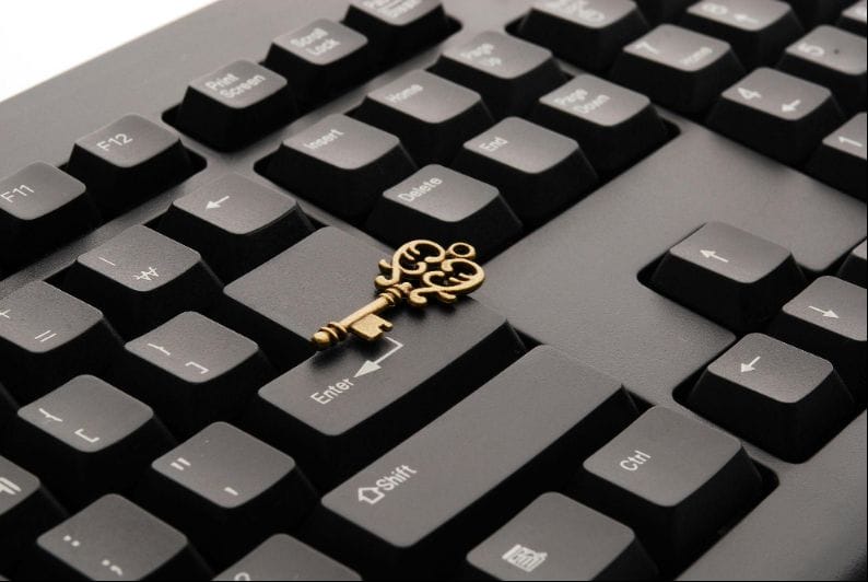 Schlüssel auf schwarzer Computertastatur