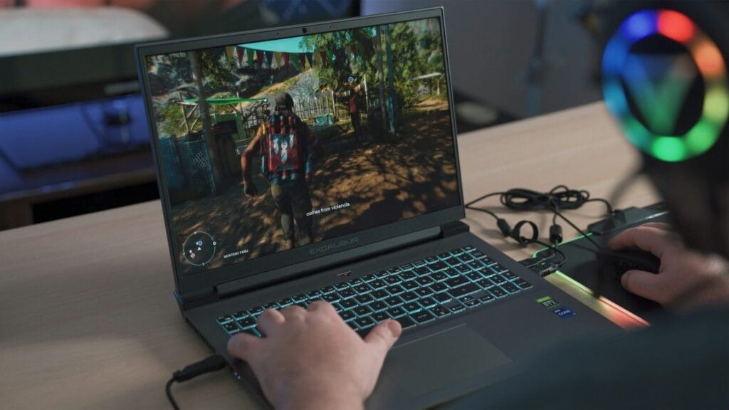 Person spielt ein Videospiel auf Laptop