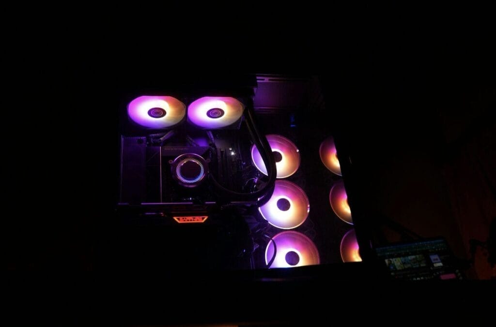 Beleuchteter Gaming-PC mit RGB-Lüftern