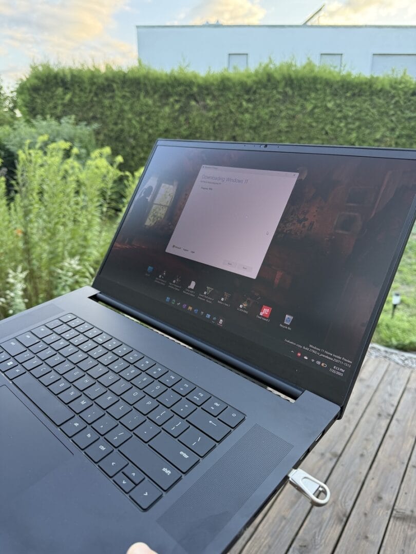 Laptop installiert Windows 11 Update im Freien