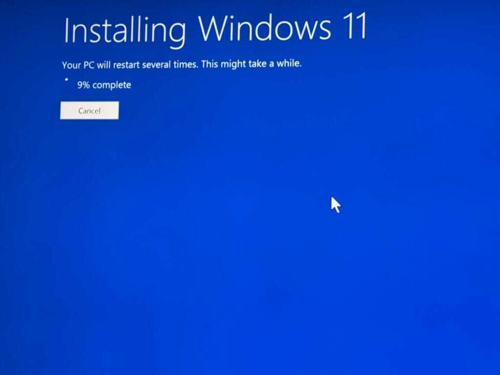 Windows 11-Installation läuft, 9% abgeschlossen.
