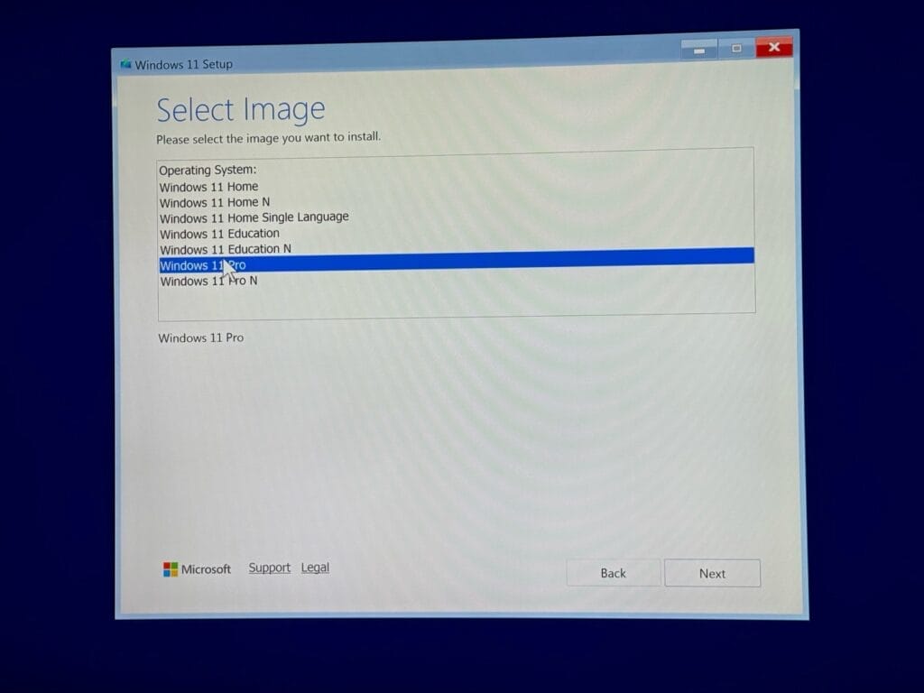 Windows 11 Setup-Bildschirm zur Betriebssystemauswahl.