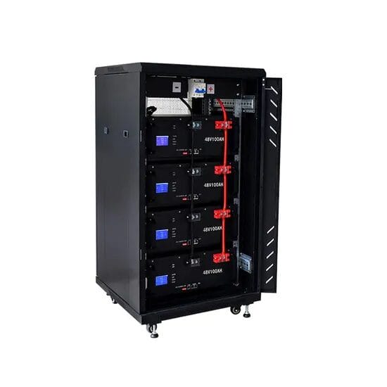 Offener Batterieschrank mit fünf Lithium-Ionen-Modulen
