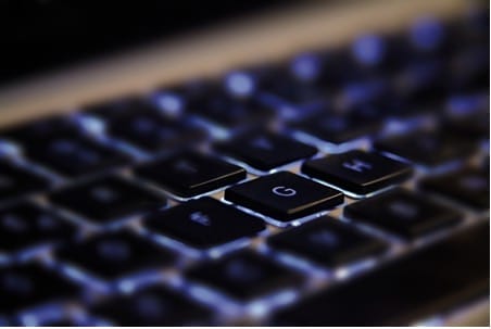 Nahaufnahme einer beleuchteten Computertastatur